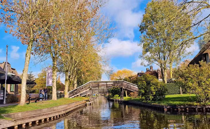 Làng cổ Giethoorn có hơn 170 cây cầu, kết nối những con kênh với các ngôi nhà. Ảnh: Nguyễn Tất Thịnh