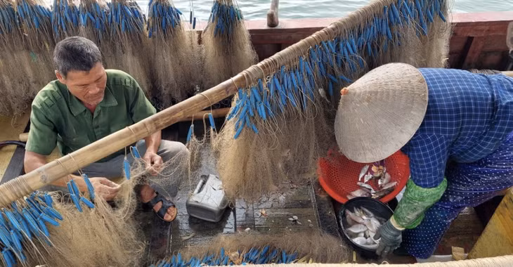 Ngư dân xã Vĩnh Trung (TP Móng Cái) chuẩn bị ngư cụ trước khi ra khơi.