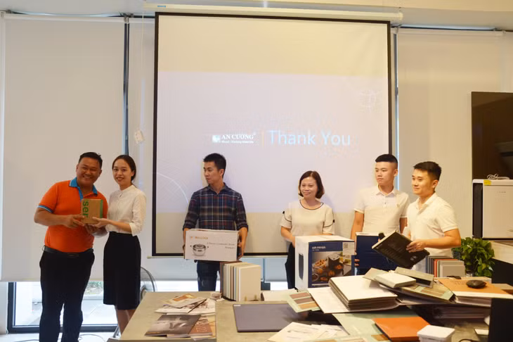 Đại diện Công ty CP Gỗ An Cường trao tặng phần quà may mắn cho đại biểu tham gia hội thảo may mắn trúng thưởng.