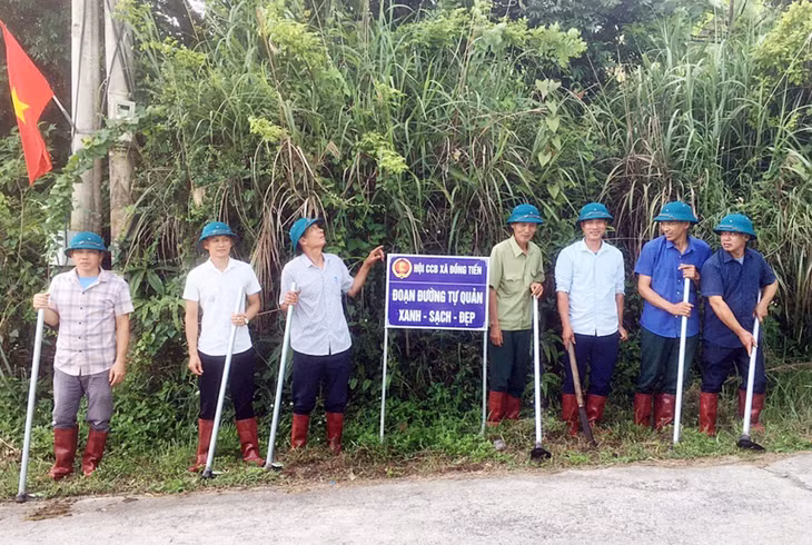Hội viên CCB xã Đồng Tiến (huyện Cô Tô) tham gia lao động, đảm bảo vệ sinh đoạn đường tự quản trên địa bàn xã.