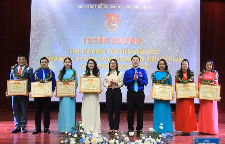 Đồng chí Hoàng Văn Hải, Bí thư Tỉnh Đoàn và đồng chí Châu Hoài Thu, Phó Giám đốc Sở GD&amp;ĐT tặng bằng khen của BCH Tỉnh Đoàn cho các nhà giáo đạt danh hiệu "Nhà giáo trẻ tiêu biểu" năm 2022...