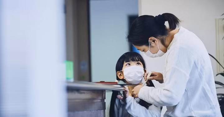 Trong số những trẻ chưa được chủng ngừa tiếp xúc với virus, hơn 90% sẽ mắc bệnh. (Ảnh: Healthline)