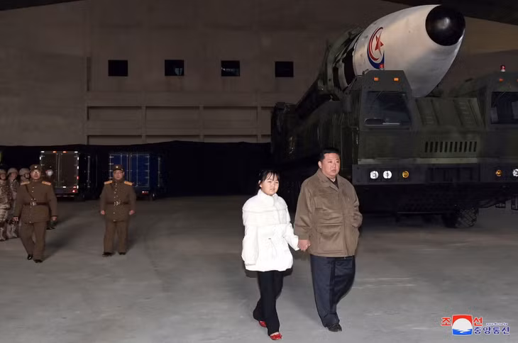 Nhà lãnh đạo Triều Tiên và con gái. Ảnh: AFP/KCNA