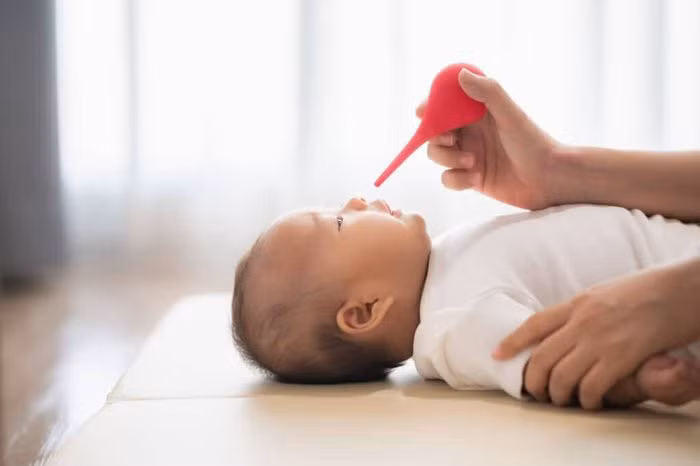 Trước khi rửa mũi cho trẻ cần đảm bảo vệ sinh sạch sẽ, khử khuẩn các dụng cụ (Ảnh: Internet)