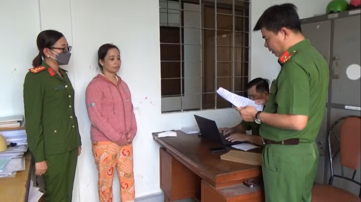 Cơ quan CSĐT Công an tỉnh Bạc Liêu bắt tạm giam đối với Thủy (áo khoác hồng).