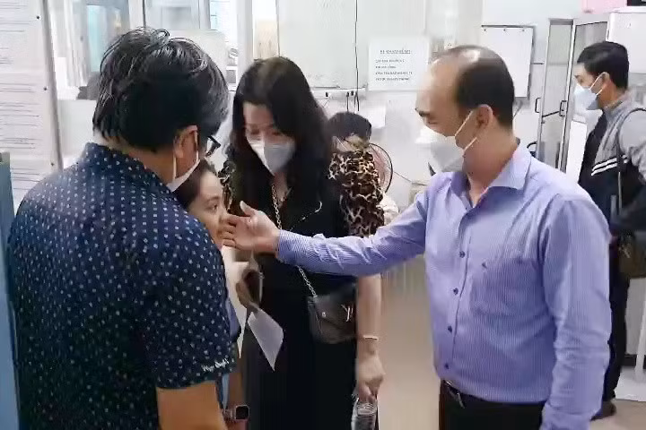 Ông Lê Văn Dũng, Trưởng Phòng giáo dục TP Mỹ Tho thăm hỏi học sinh bị ngộ độc tại bệnh viện. Ảnh: Đ.T.