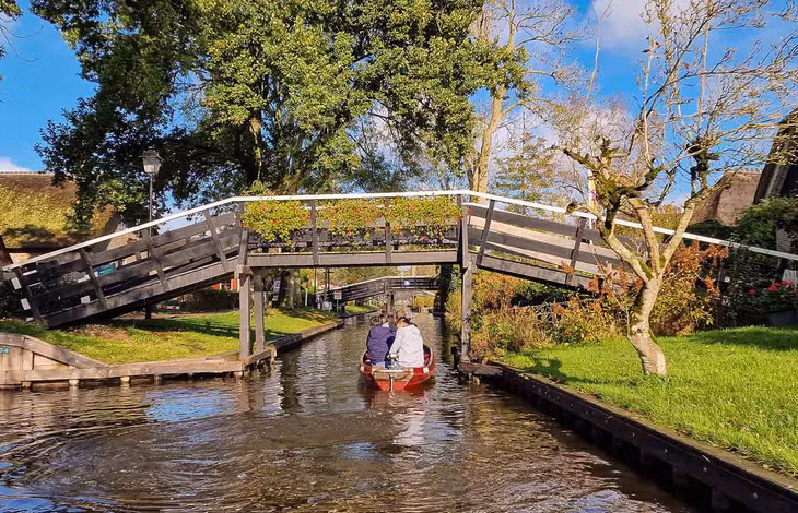 Làng Giethoorn không có xe hơi, du khách khám phá ngôi làng chủ yếu bằng thuyền. Ảnh: Nguyễn Tất Thịnh