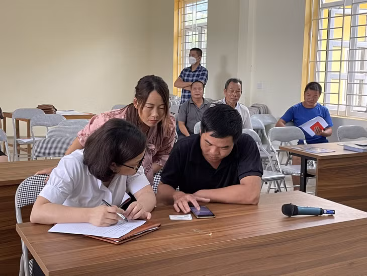 Cán bộ Trung tâm Trợ giúp pháp lý nhà nước tiếp nhận, tư vấn vụ việc cần trợ giúp từ phía người dân.