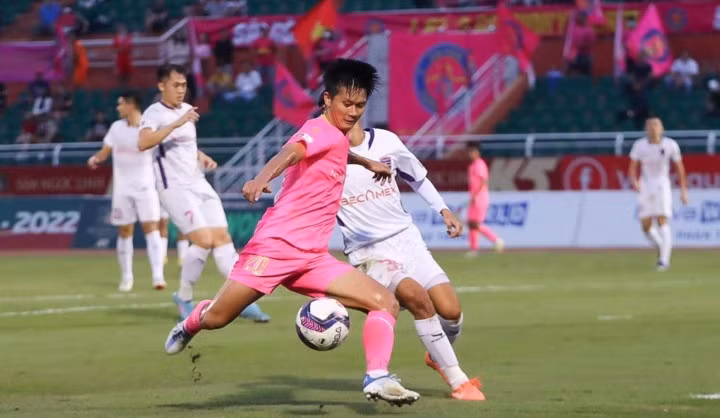Sài Gòn FC (áo hồng) xuống hạng.