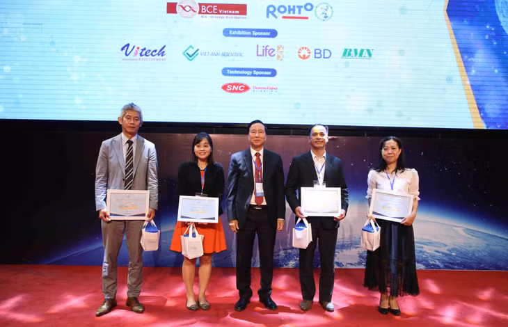 GS.TS.BS. Nguyễn Thanh Liêm, Viện trưởng Viện Nghiên cứu Tế bào Gốc và Công nghệ Gen Vinmec tặng quà lưu niệm cho các diễn giả tham gia Hội nghị.