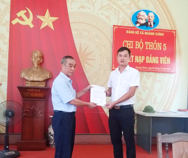 Chi bộ thôn 5, xã Quảng Chính (huyện Hải Hà) tổ chức lễ kết nạp đảng viên mới, tháng 10/2022.