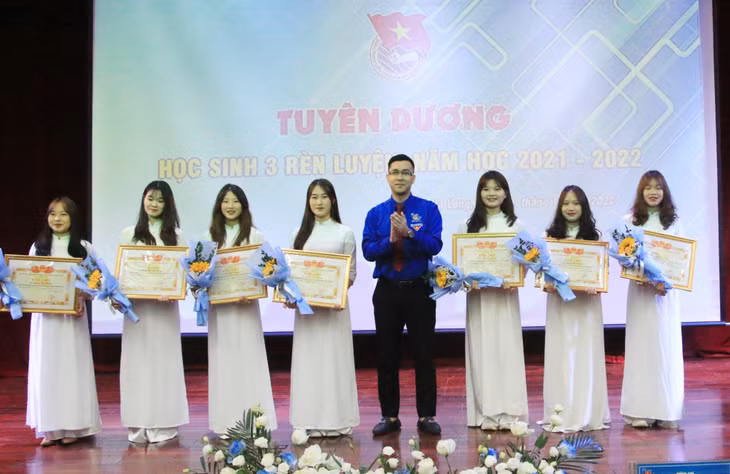 Đồng chí Nguyễn Thế Minh, Phó Bí thư Tỉnh Đoàn trao tặng bằng khen của BCH Tỉnh Đoàn cho các học sinh đạt danh hiệu "Học sinh 3 rèn luyện" năm học 2021-2022...
