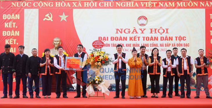 Các Đại biểu Quốc hội tỉnh Quảng Ninh tặng hoa chúc mừng ngày hội Đại đoàn kết toàn dân tộc tại xã Đồn Đạc (11-2022). Ảnh: Nguyễn Thanh