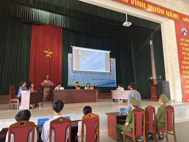 Huyện đoàn Đầm Hà phối hợp cùng lực lượng chức năng tổ chức phiên tòa giả định nhằm tuyên truyền chấp hành quy định ATGT đến đoàn viên, học sinh.