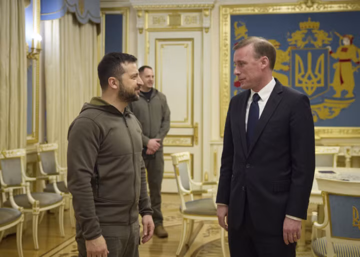 Cố vấn an ninh quốc gia Mỹ Jake Sullivan trong cuộc gặp với Tổng thống Ukraine Volodymyr Zelensky tại Kiev hôm 4/11. (Ảnh: AP)