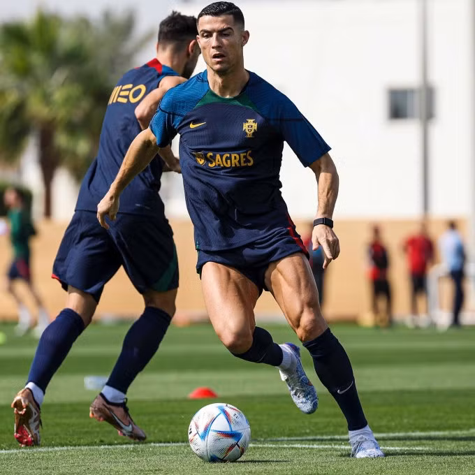 Ronaldo trong buổi tập cùng tuyển Bồ Đào Nha ở Doha, Qatar ngày 20/11, chuẩn bị dự World Cup 2022. Ảnh: FPF