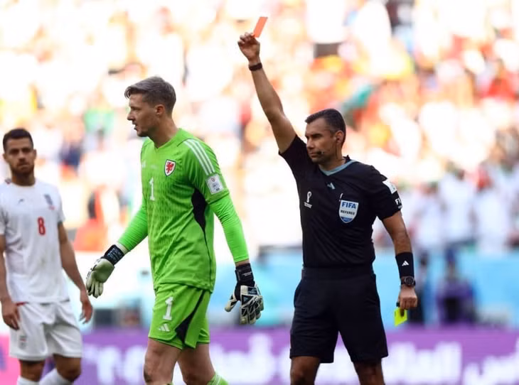Hennessey nhận thẻ đỏ đầu tiên tại World Cup 2022