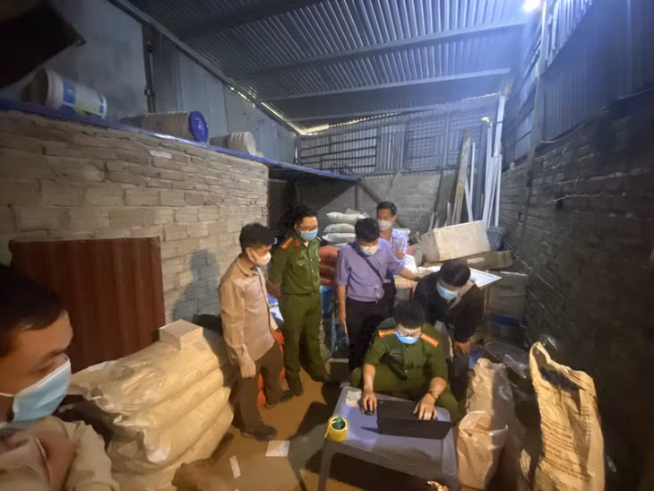 Nhà kho mà đối tượng dùng để tàng trữ toàn bộ số thuốc nổ và xyanua.