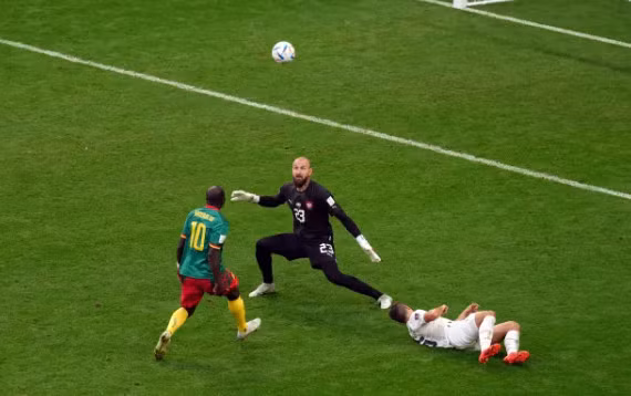Aboubakar ghi bàn cho Cameroon sau khi vào sân trong hiệp hai.