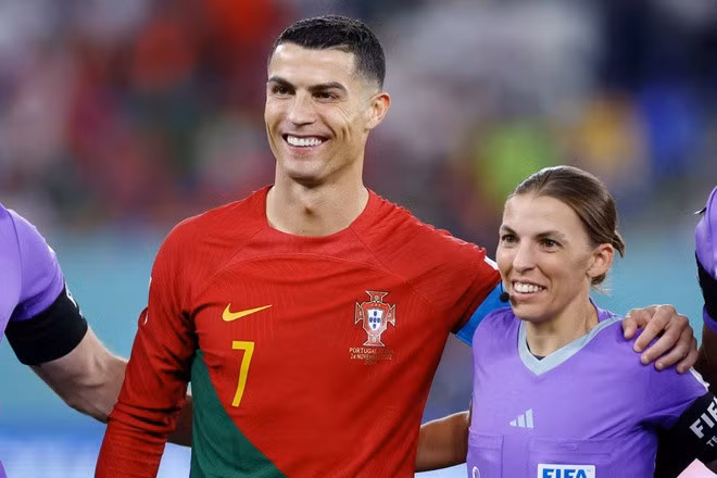 Nam cầu thủ Cristino Ronaldo và Stéphanie Frappart (phải) chụp hình lưu niệm trước trận đấu giữa Bồ Đào Nha - Ghana. Ảnh: Reuters.