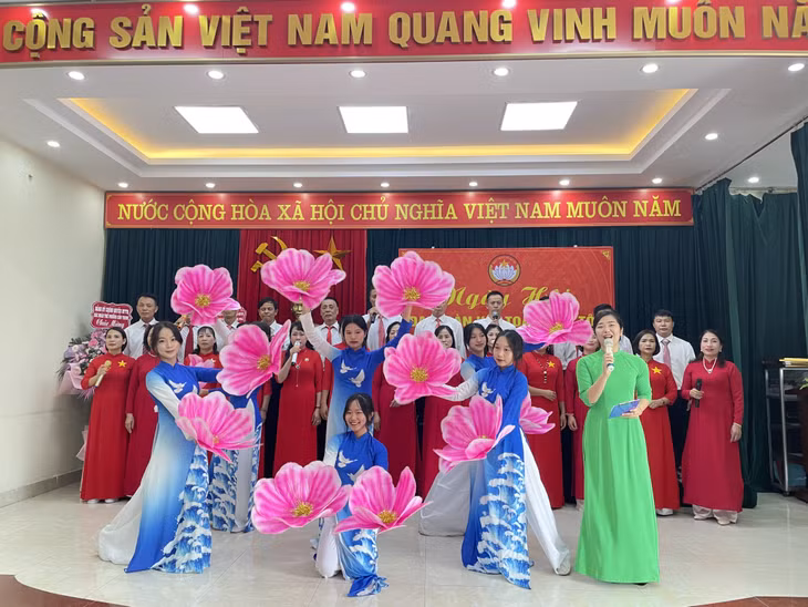 Các tiết mục văn nghệ được nhân dân khu phố 2A, 2B, phường Cẩm Trung, TP Cẩm Phả, biểu diễn tại Ngày hội Đại đoàn kết toàn dân tộc.