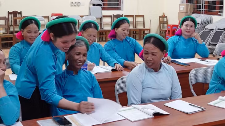 Chị Trần Thị Sệnh (đứng) là giảng viên của lớp học xóa mù chữ tại các thôn, bản vùng cao của huyện Bình Liêu.