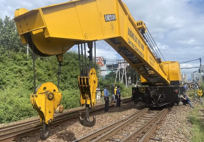 Cần cầu được chuyển đến hiện trường để khắc phục sự cố. Ảnh: Quang Toàn