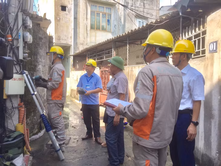 Lãnh đạo, cán bộ Chi cục TCĐLCL kiểm tra công tác đo lường của ngành Điện.