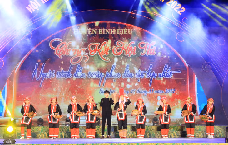 Trang phục dân tộc Dao Thanh Phán rực rỡ sắc màu với phần trình diễn của thí sinh Hoàng Quỳnh Trâm (Trường THPT Bình Liêu).