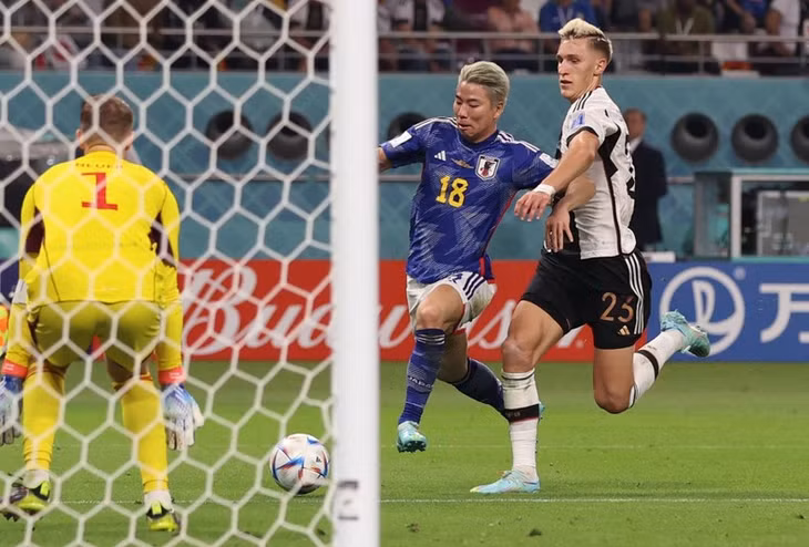 Asano trong lúc chuẩn bị tung cú sút từ góc hẹp, hạ Neuer và nâng tỷ số lên 2-1 cho Nhật Bản. (Ảnh: Reuters)