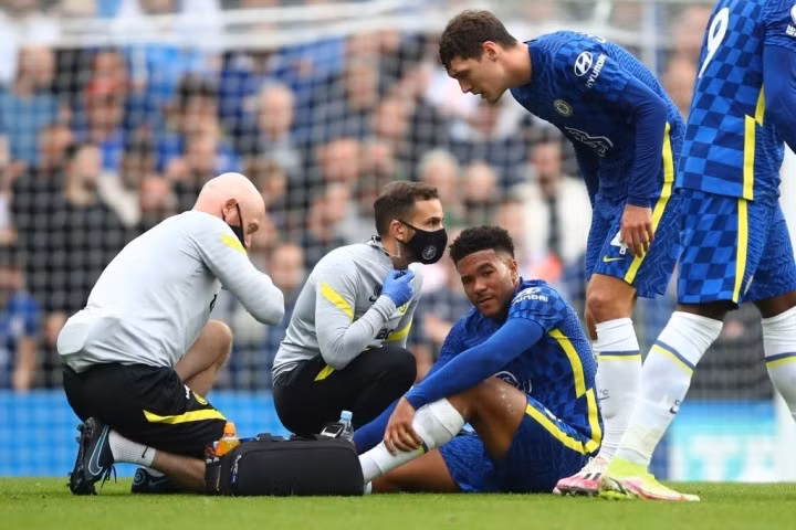 Reece James dính chấn thương gối ở trận Chelsea gặp AC Milan tại Champions League. Được chẩn đoán phải mất 8 tuần điều trị dứt điểm, nhưng James vẫn chưa từ bỏ hy vọng. Cầu thủ của Chelsea đang tập luyện hàng ngày để chờ đợi cơ hội được đá kỳ World Cup đầu tiên trong sự nghiệp.