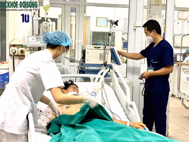 Nhân viên y tế điều trị cho bệnh nhân mắc sốt xuất huyết tại BV Bệnh Nhiệt đới Trung ương.