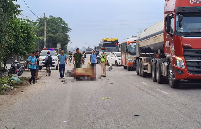 Phát hiện người đàn ông tử vong bên xe máy trên QL1 1