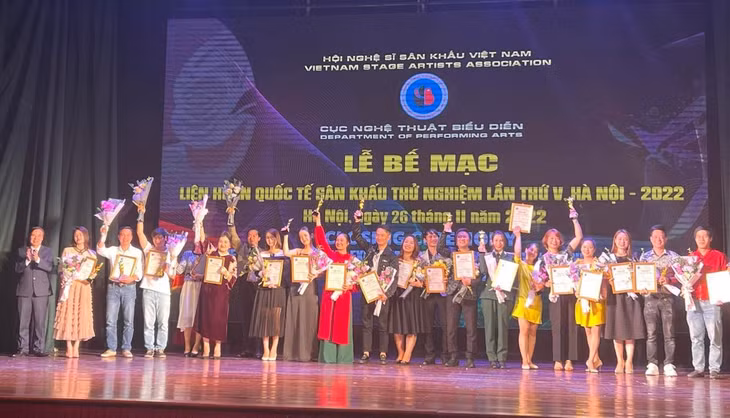 Ban Tổ chức trao Huy chương Vàng cho các diễn viên. Ảnh: TH