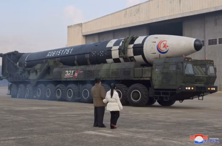 Nhà lãnh đạo Triều Tiên Kim Jong-un cùng con gái khảo sát một tên lửa đạn đạo liên lục địa. (Ảnh: KCNA)