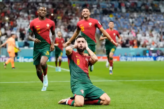 Fernandes mừng bàn phạt đền, ấn định tỷ số 2-0 cho Bồ Đào Nha trước Uruguay, trên sân Lusail, Qatar tối 28/11. Ảnh: REX