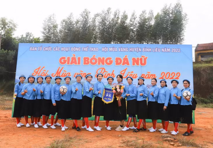 Ban Tổ chức tặng cờ và hoa lưu niệm cho đội bóng đá nữ Trung tâm Y tế huyện.