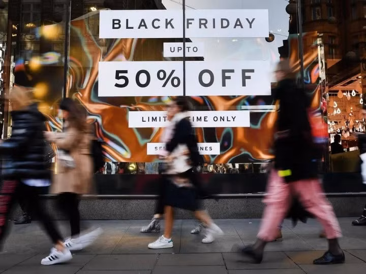 Không khí của Black Friday năm nay được nhận xét là u buồn hơn so với những mùa lễ trước. Ảnh: The Guardian.