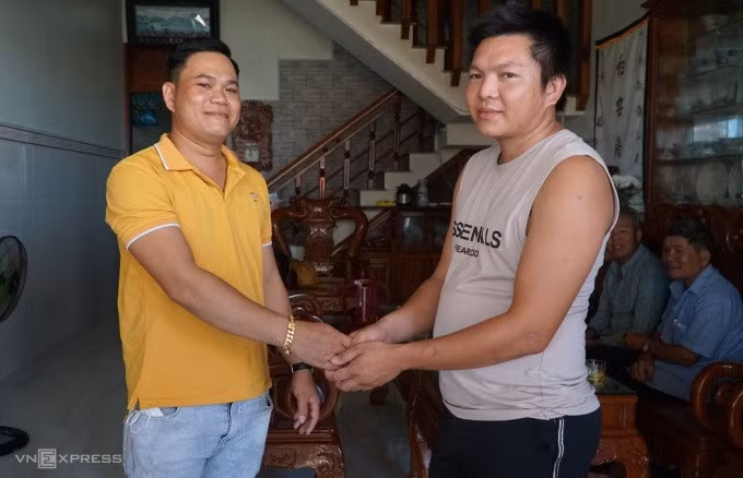 Thuyền trưởng Nguyễn Tấn Hòa (trái) người cứu 9 ngư dân trên tàu cá. Ảnh: Phạm Linh