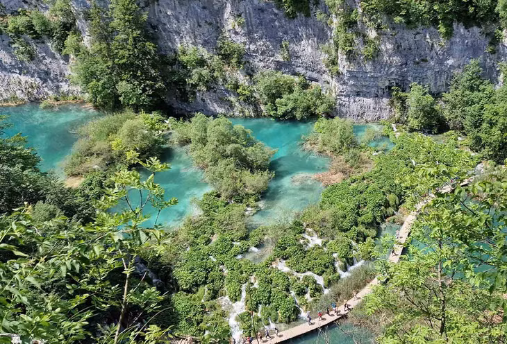Hồ nước xanh trong tại hồ Plitvice vào mùa Hè. Ảnh: Nguyễn Tất Thịnh