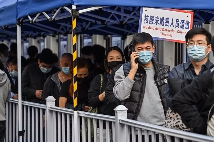 Người dân xếp hàng chờ xét nghiệm COVID-19 ở Thượng Hải, Trung Quốc. (Ảnh minh họa: AFP)