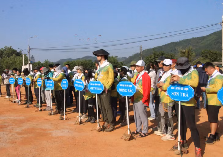 Festival dù lượn “Bay trên mùa vàng Bình Liêu 2022” quy tụ trên 150 phi công đến từ các CLB dù lượn trong cả nước.