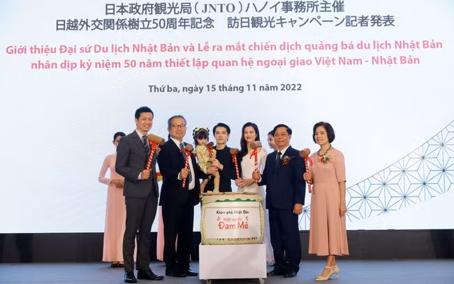 Đông Nhi, Ông Cao Thắng và bé Winnie cùng các quan khách tại lễ giới thiệu Đại sứ Du lịch Nhật Bản. Ảnh: BTC.