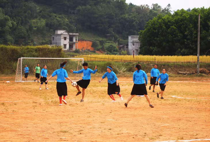 và tham gia giải với tinh thần đoàn kết, vui tươi.
