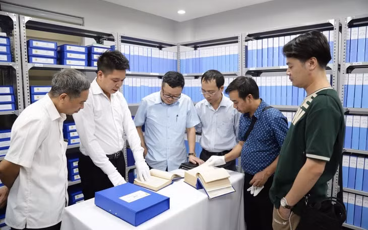 Các nhà làm phim tìm kiếm tư liệu cho phim