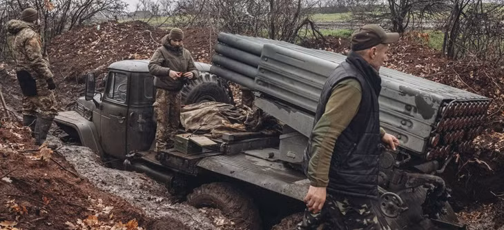 Các binh sĩ Ukraine nạp đạn cho bệ phóng tên lửa Grad ở Donetsk ngày 17/11. Ảnh: Getty Images