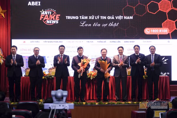 Bộ TT&amp;TT đã đưa vào vận hành Trung tâm xử lý tin giả Việt Nam tại địa chỉ tingia.gov.vn. Ảnh: Trọng Đạt
