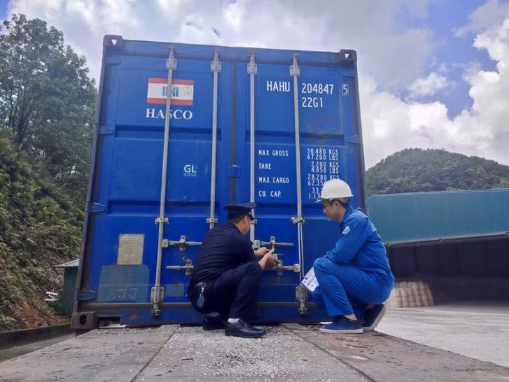 Công chức Chi cục Hải quan cửa khẩu Bắc Phong Sinh (huyện Hải Hà) thực hiện niêm phong hàng hóa bằng seal định vị.