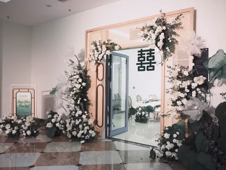 Toàn bộ phần trang trí được lấy cảm hứng từ những nét văn hóa truyền thống của Việt Nam. Các họa tiết từ mây tre đan ở cổng chào, ghế ngồi… cũng được cô dâu chọn lựa tỉ mỉ để trang trí cho không gian ăn hỏi vừa mang nét truyền thống nhưng vẫn rất hiện đại.