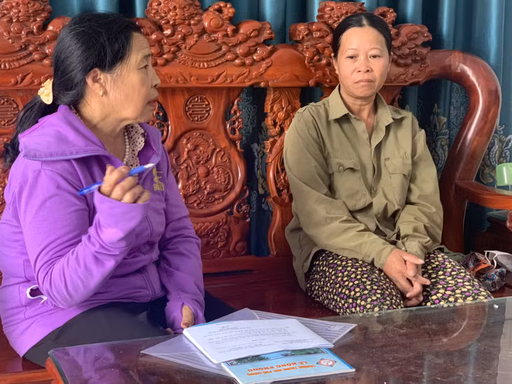 Bà Bùi Thị Quyến (bên trái) tuyên truyền chủ trương, chính sách của Đảng, Nhà nước đến người dân.